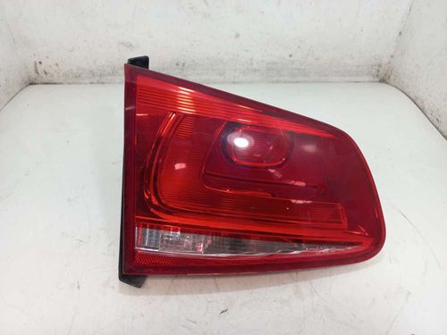 LANTERNA DA TAMPA ESQUERDA VOLKSWAGEN TOUAREG 3.6 2013