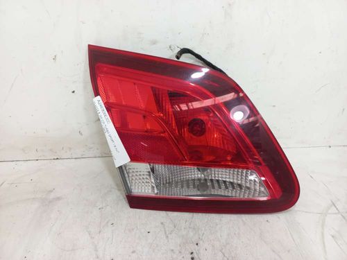 LANTERNA DA TAMPA ESQUERDA MERCEDES BENZ CLASSE 1.6 2015