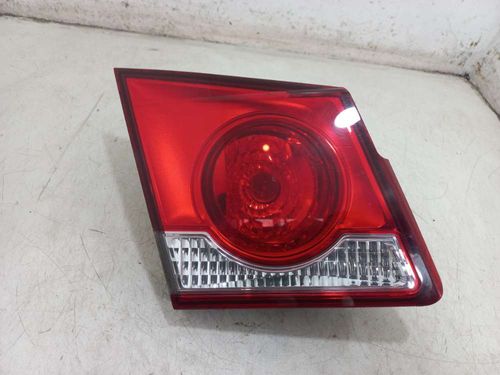 LANTERNA DA TAMPA ESQUERDA CHEVROLET CRUZE 1.8 2013