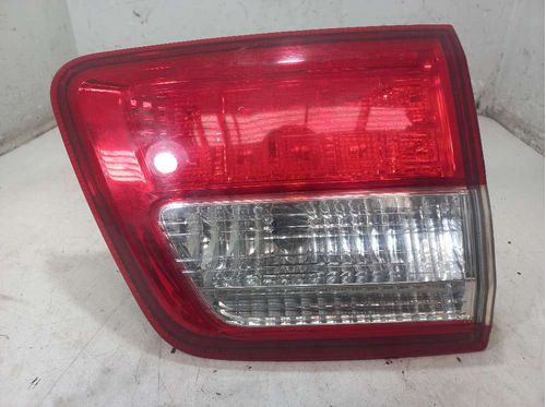 LANTERNA DA TAMPA ESQUERDA TOYOTA HILUX 3.0 2010