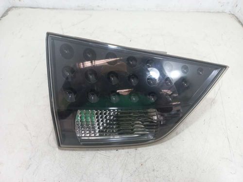 LANTERNA DA TAMPA ESQUERDA MITSUBISHI OUTLANDER 3.0 2012