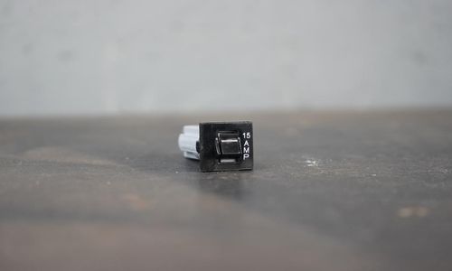 DISJUNTOR DO CARREGADOR 15A AC240V DC28V 50/60Hz