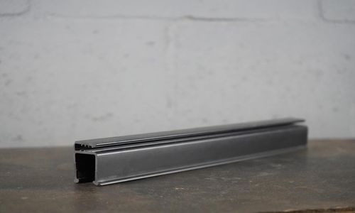 CANALETA EM PLASTICO PRETO DO PARABRISA