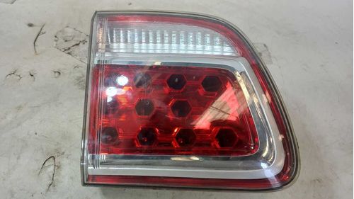 LANTERNA DA TAMPA ESQUERDA CHEVROLET TRAILBLAZER 3.6 2013