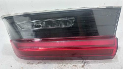 LANTERNA DA TAMPA DIREITA BMW 320 2.0 2021